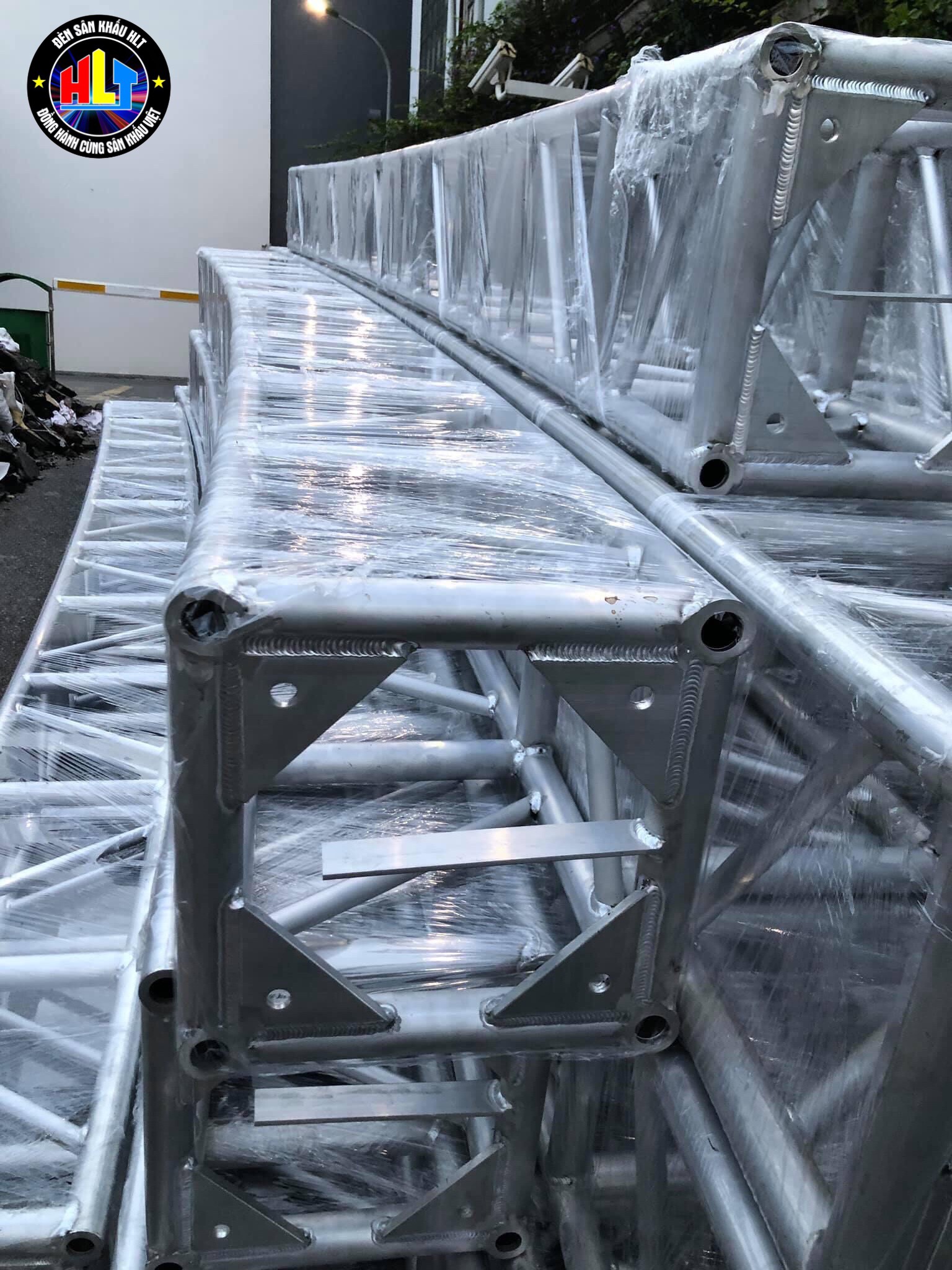 Bán bộ chân đế khung truss nhôm bao nhiêu?