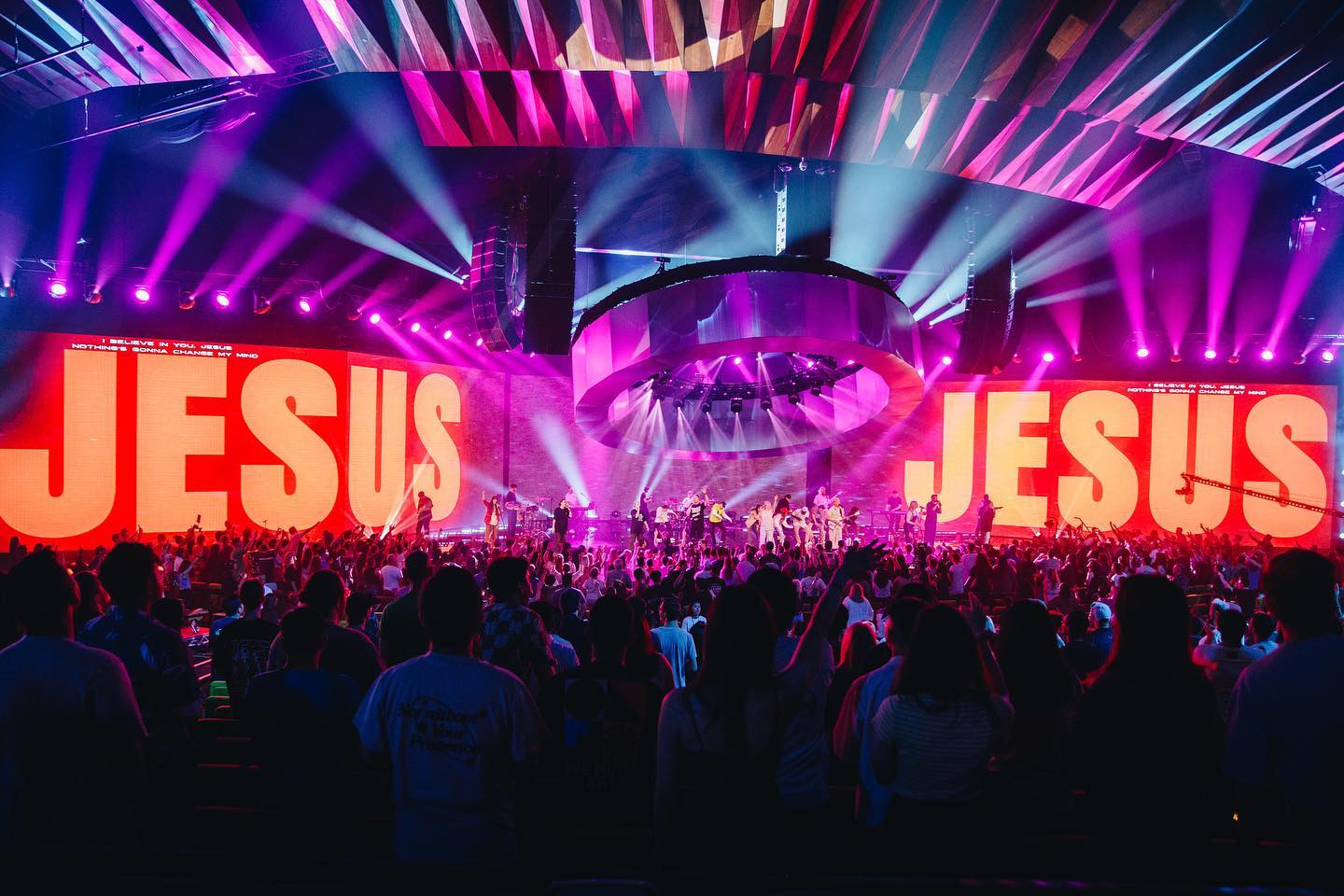 Việc lắp đặt dây và cáp kỹ thuật điện với âm thanh và ánh sáng