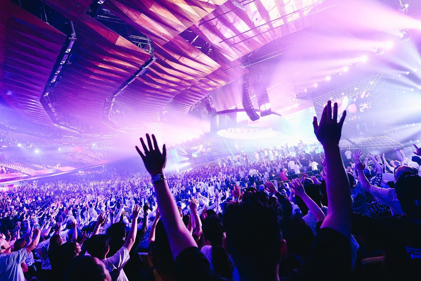 Một loạt các buổi biểu diễn trong phòng thu công nghệ chiếu sáng