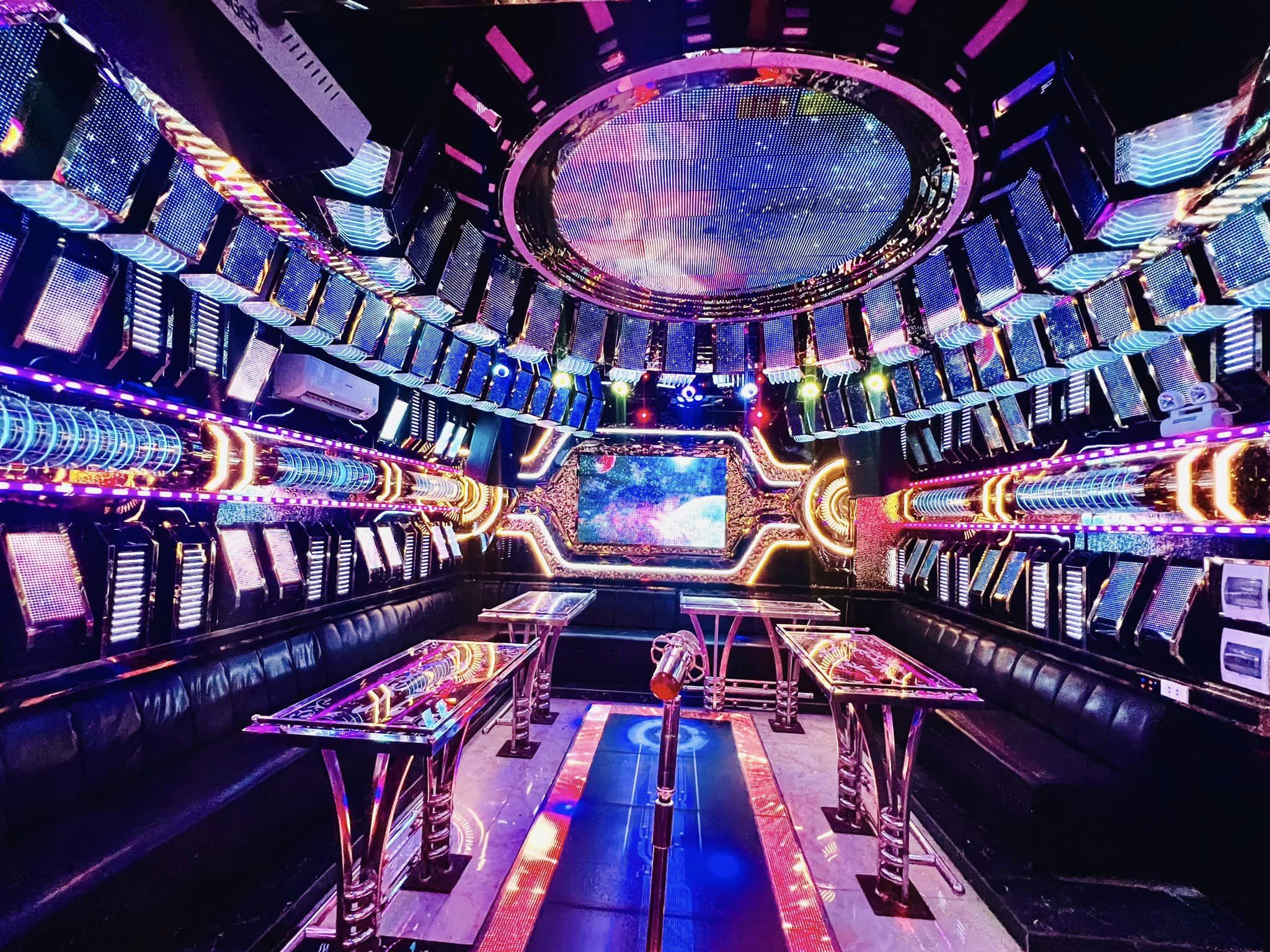 Đèn hoa lá karaoke