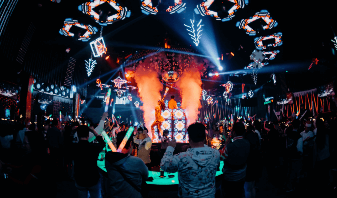 Quán pub lounge hay dùng đèn laser gì?