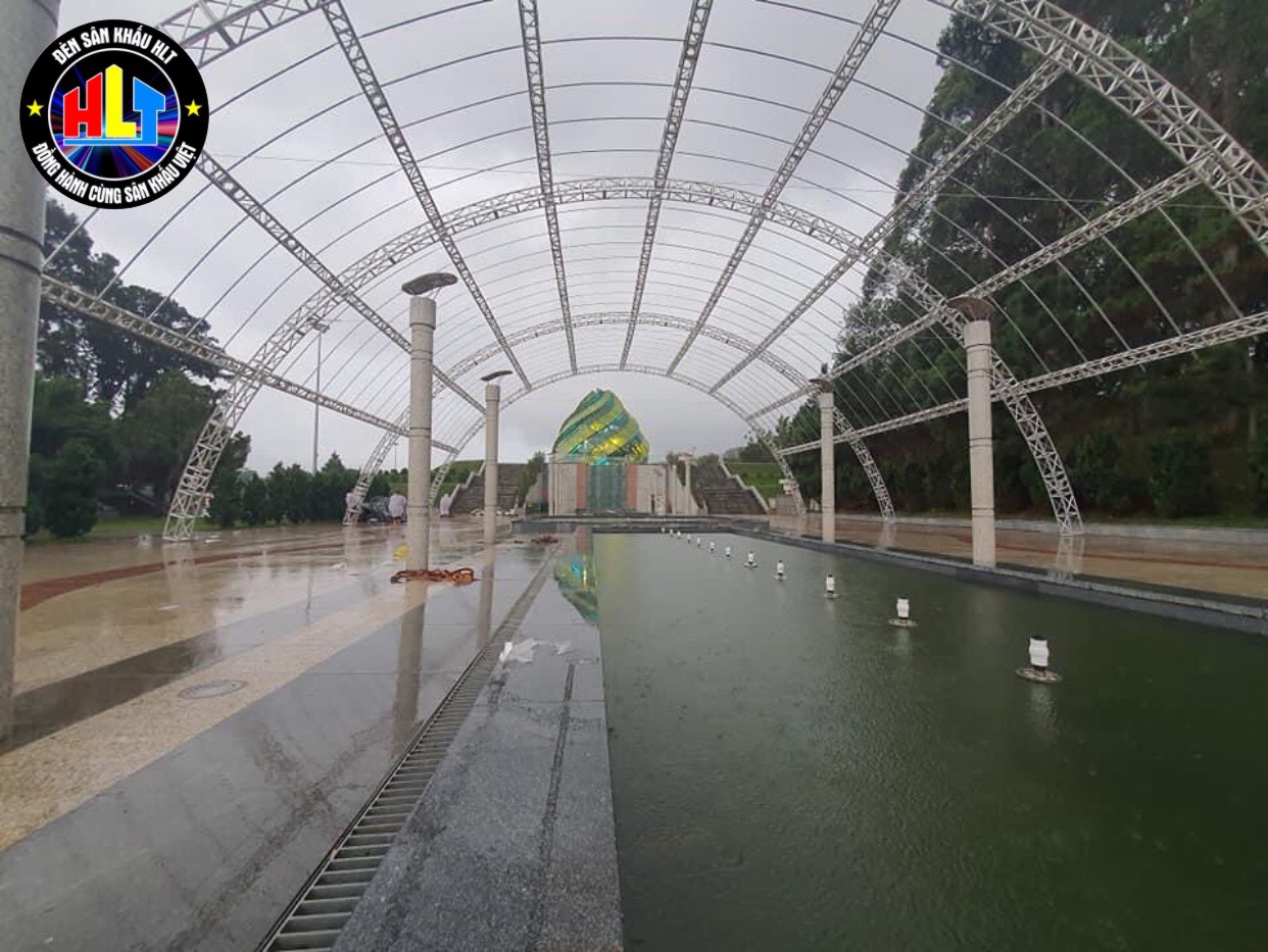 Ứng dụng khung truss nhôm tạo vòm