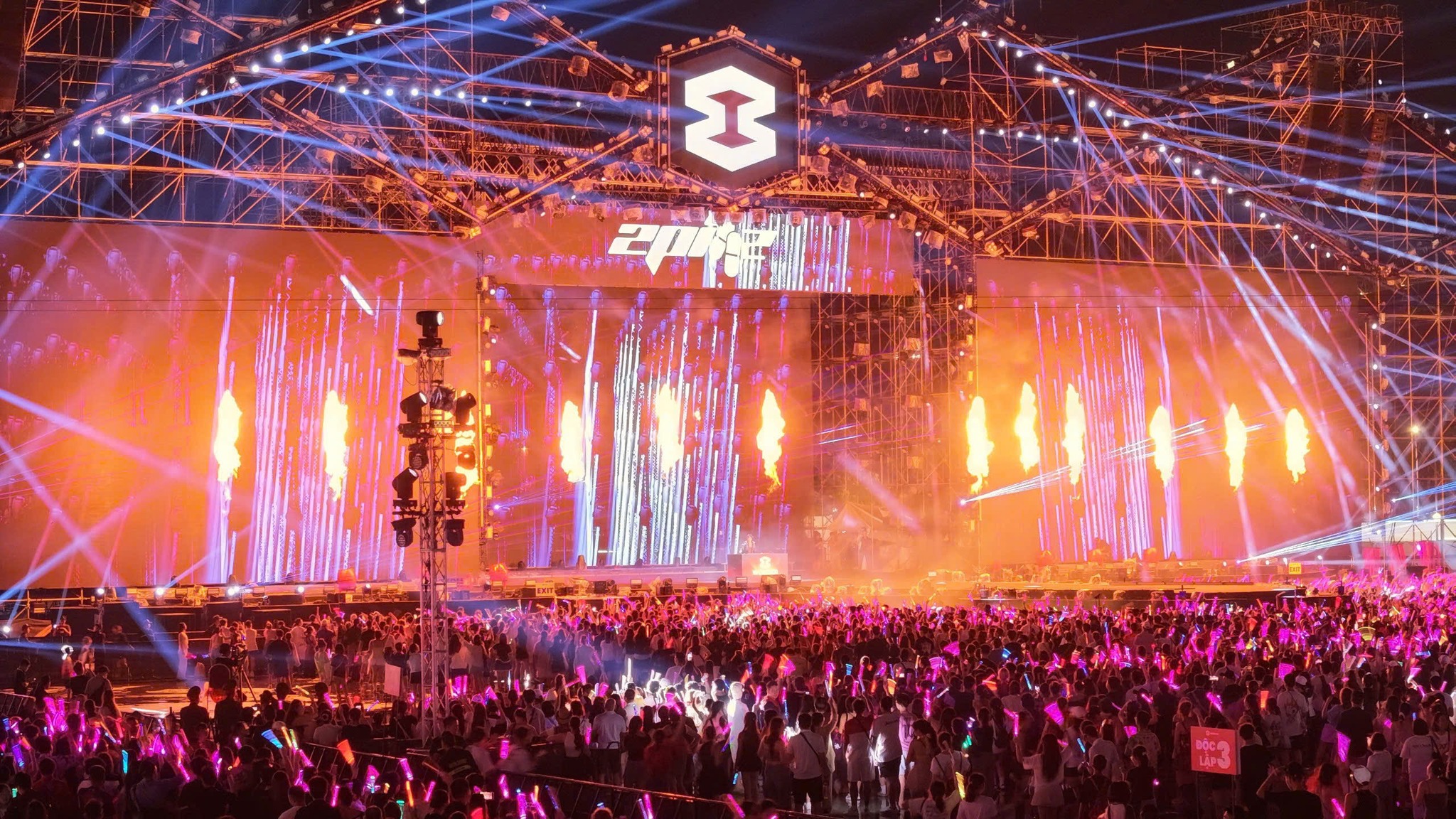 Đêm nhạc hội 8WONDER SUMMER 2025 - Sử Dụng 70% Đèn Beam IP-680 Dage