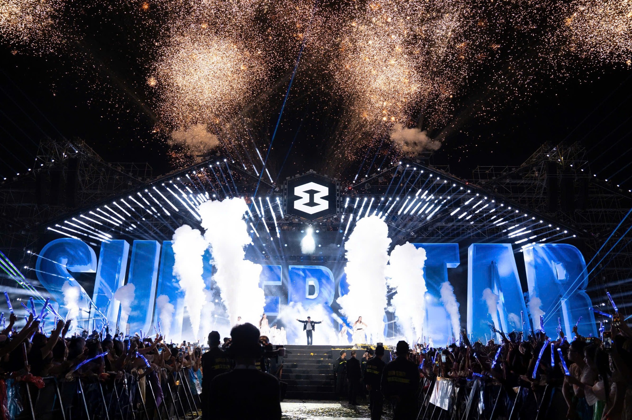 Đèn IP-680 Dage Làm Cho Sân Khấu Sáng Và Sang Trọng Hơn