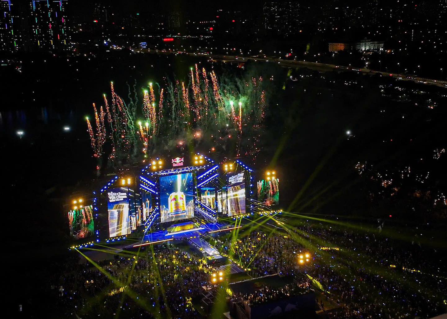 Húc Fest 2025: Đêm nhạc bùng nổ với sân khấu đẳng cấp quốc tế