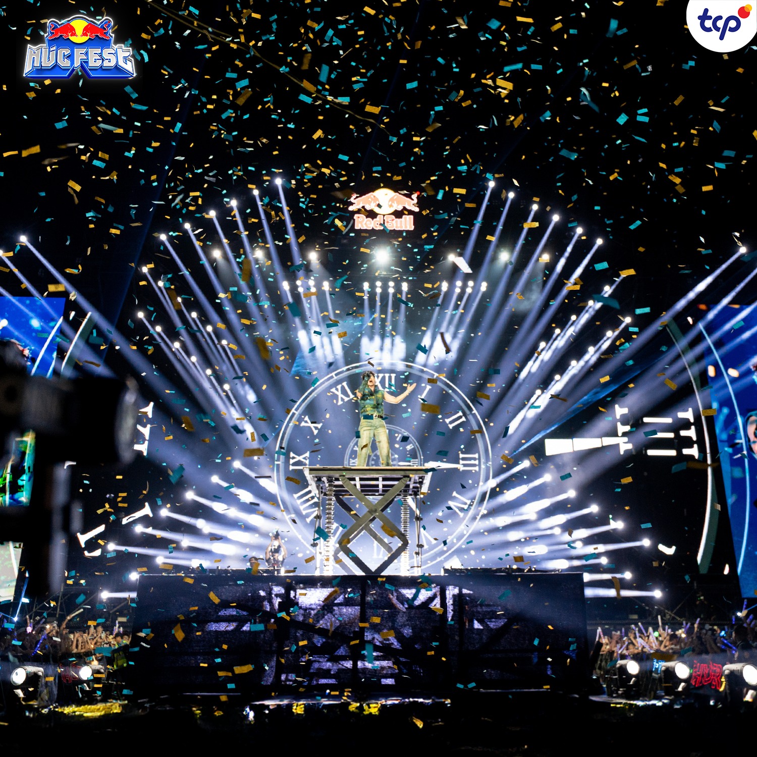 Húc Fest 2025: HURRYKNG tỏa sáng trên sân khấu đồng hồ khổng lồ