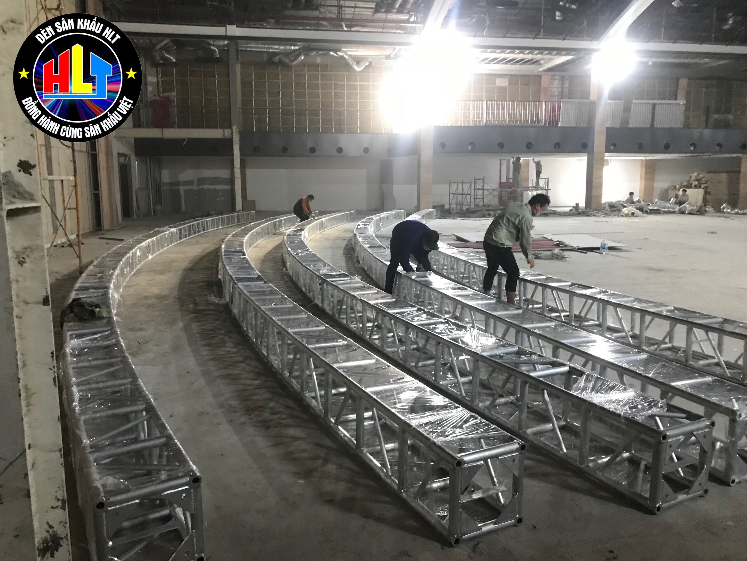 Truss nhôm tạo vòm là gì? Vì sao sử dụng truss nhôm tạo vòm?