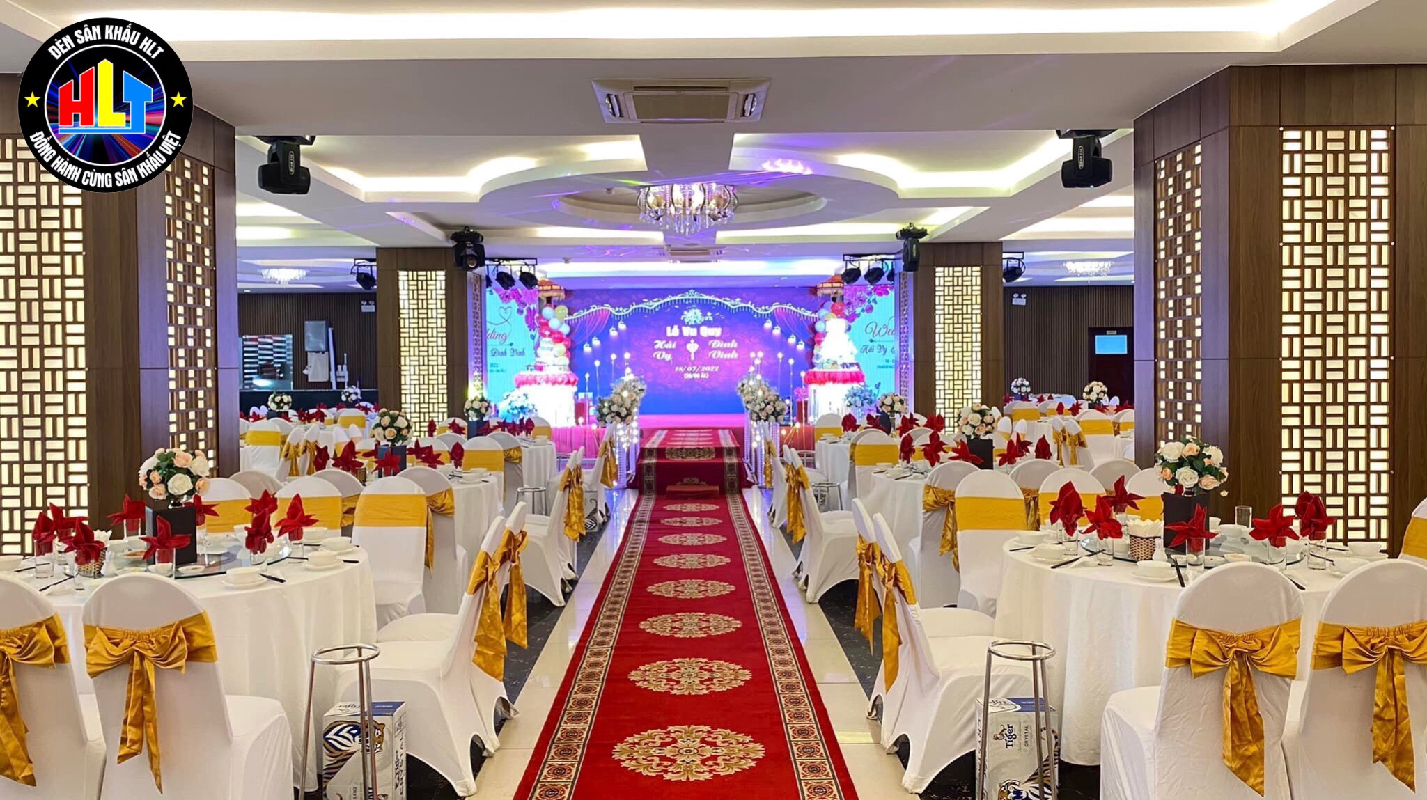 Thi công đèn sân khấu nhà hàng tiệc cưới