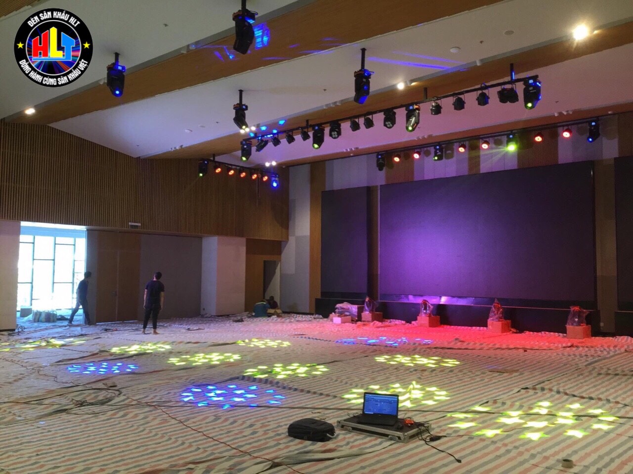 Báo giá lắp đặt đèn sân khấu hội trường