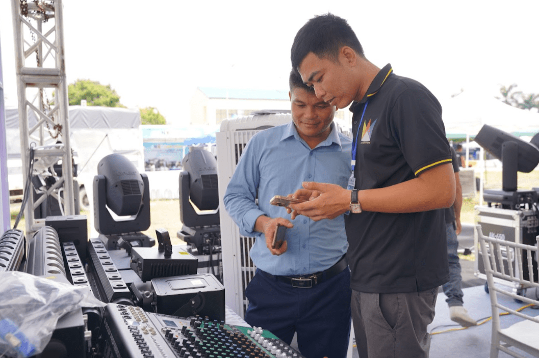 Đối tác và khách hàng tới thăm quan gian hàng Ánh Sáng Hoàng Long tại Thanh Oai Hà Nội