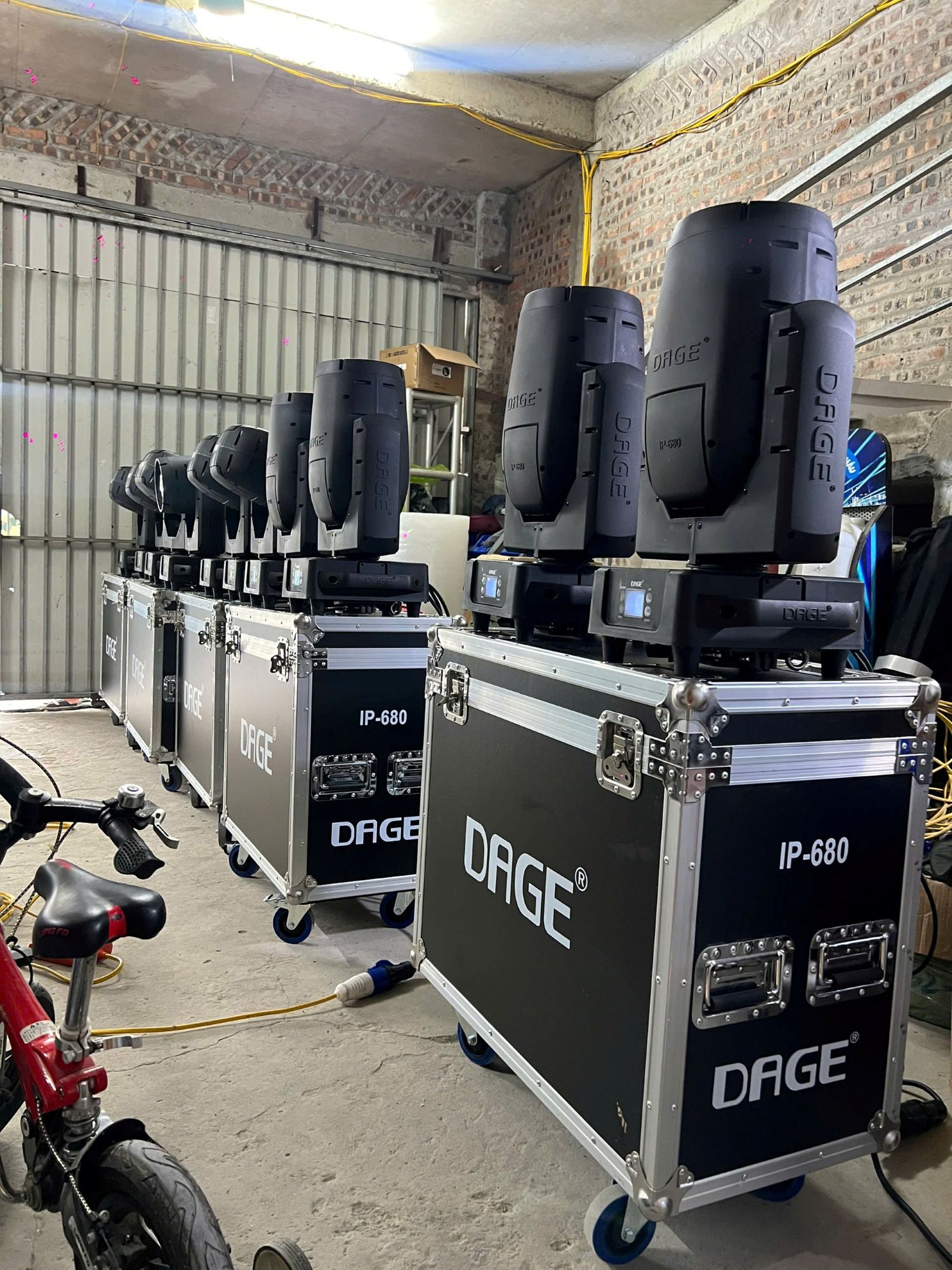 Ánh Sáng Hoàng Long Bàn Giao 10 Đèn Beam IP-680 Dage | Uy Tín