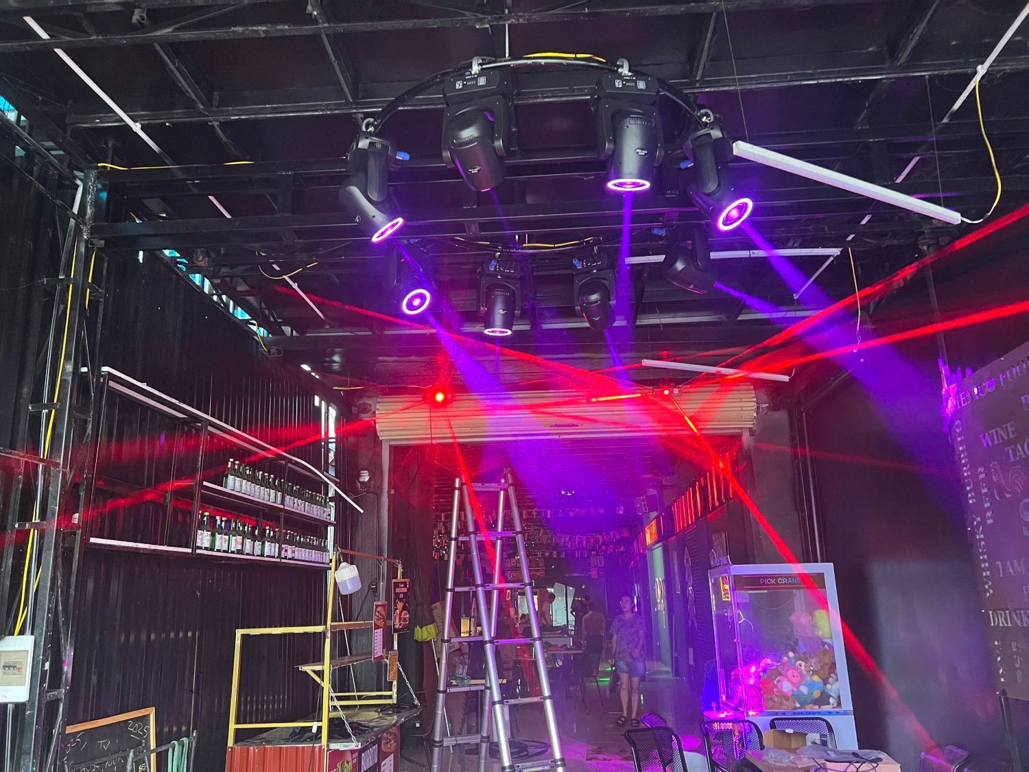 Bàn Giao Đèn Laser Nháy Theo Nhạc Cho Không Gian Chill Tại Ninh Bình