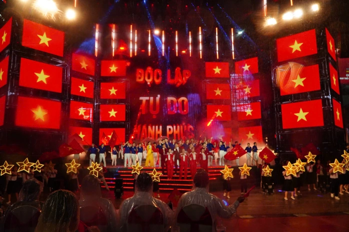 Ánh sao độc lập: Đêm nhạc hội tụ cảm xúc và pháo hoa rực rỡ