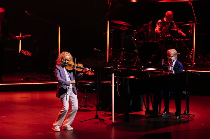 Secret Garden chinh phục Hà Nội, mở màn tour 30 năm sự nghiệp