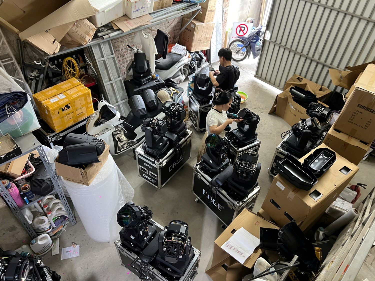 Ánh Sáng Hoàng Long Bàn Giao 24 Đèn Beam AK-580 DAGE Tại Hà Nội