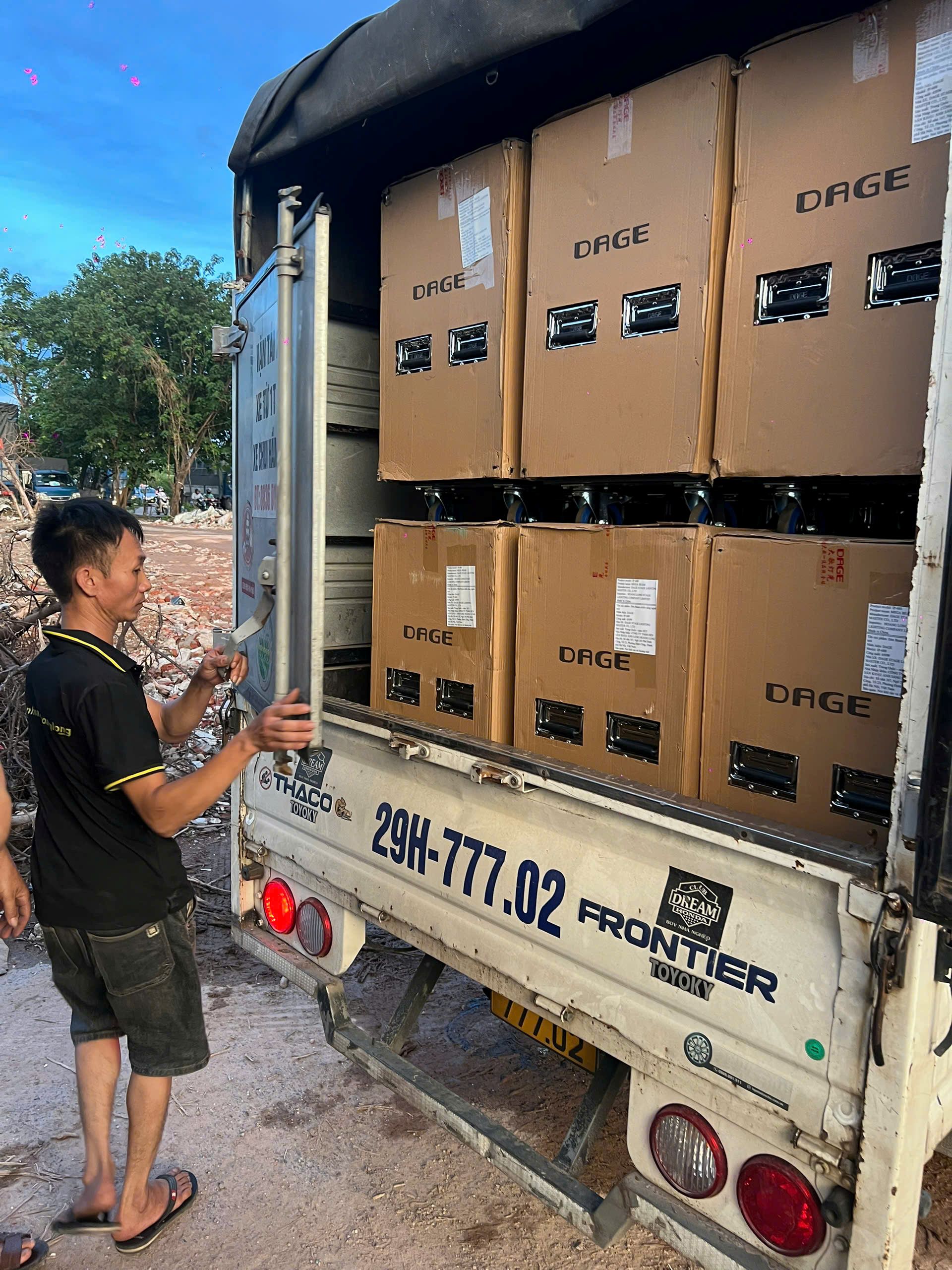 Ánh Sáng Hoàng Long Bàn Giao 50 Cây Đèn Beam IP-680 DAGE - Nâng Tầm Sự Kiện Ngoài Trời