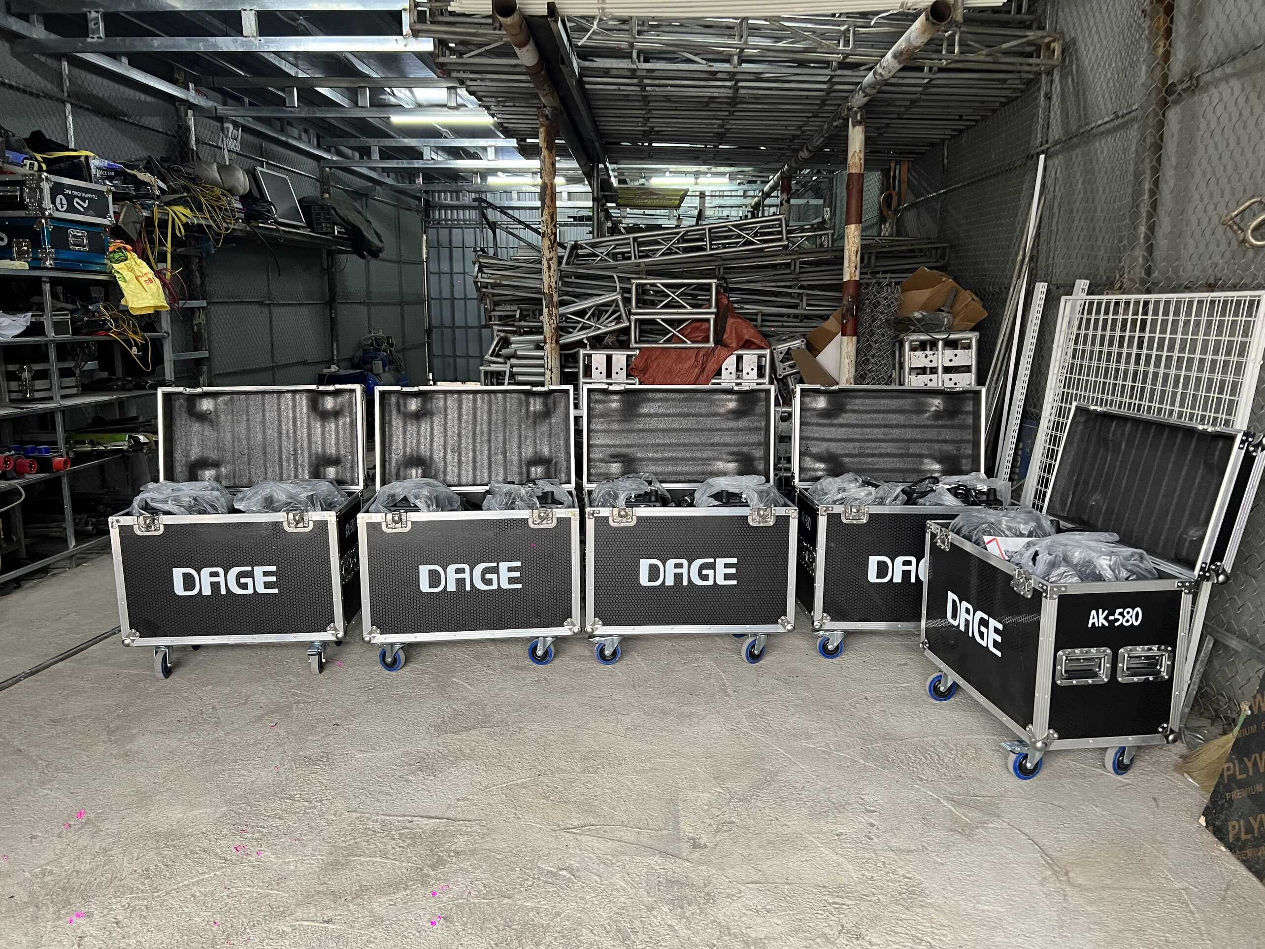 Bàn Giao Đèn Sân Khấu AK580 DAGE Cho Công Ty TNHH Tuấn Phương Vĩnh Phúc