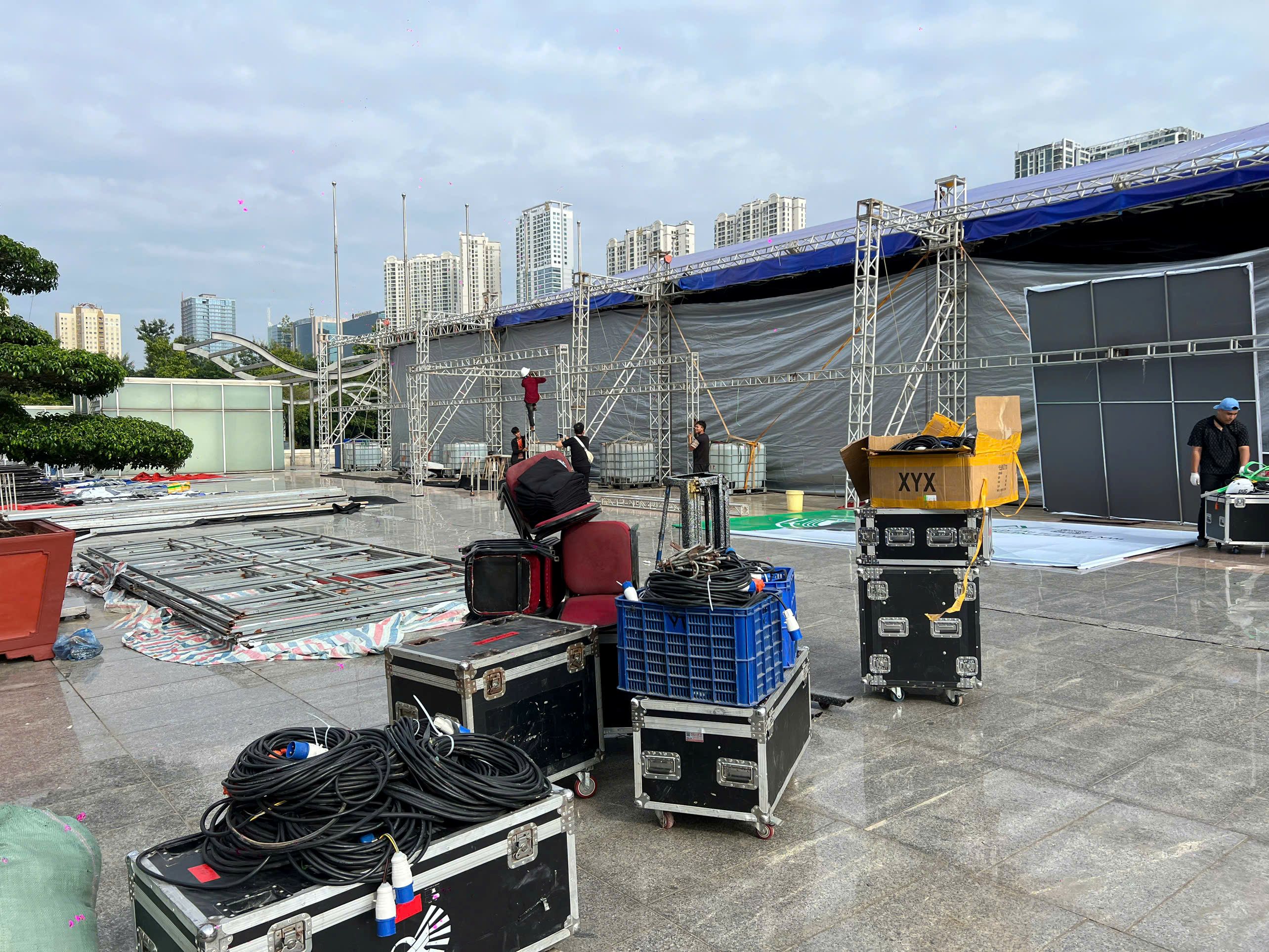 Cập Nhật Tiến Độ PLASE Show 2025: Gian Hàng D17 Đã Sẵn Sàng!