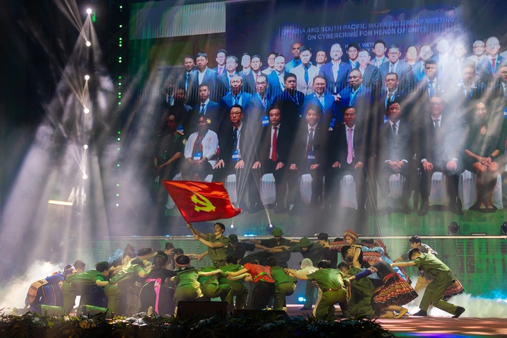 Tùng Dương, Đông Hùng hát trong đêm nghệ thuật vinh danh 80 năm công an nhân dân