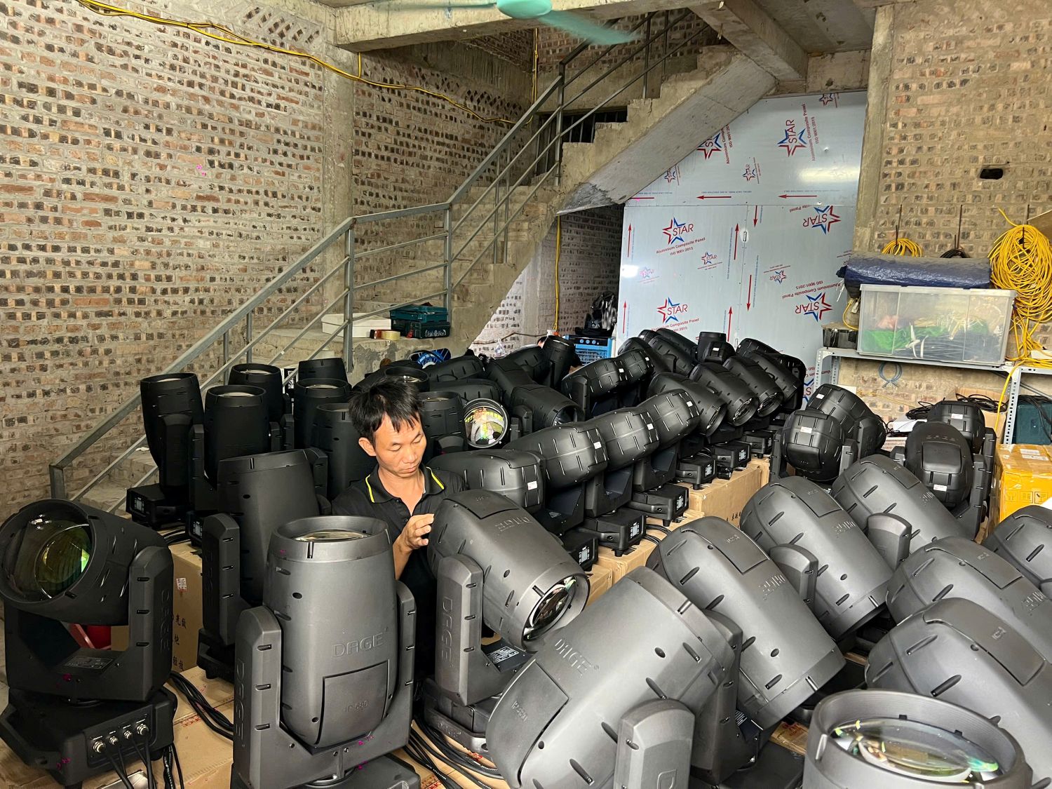 50 Đèn IP-680 DAGE Cập Bến Đà Nẵng | Sức Mạnh Cho Sân Khấu