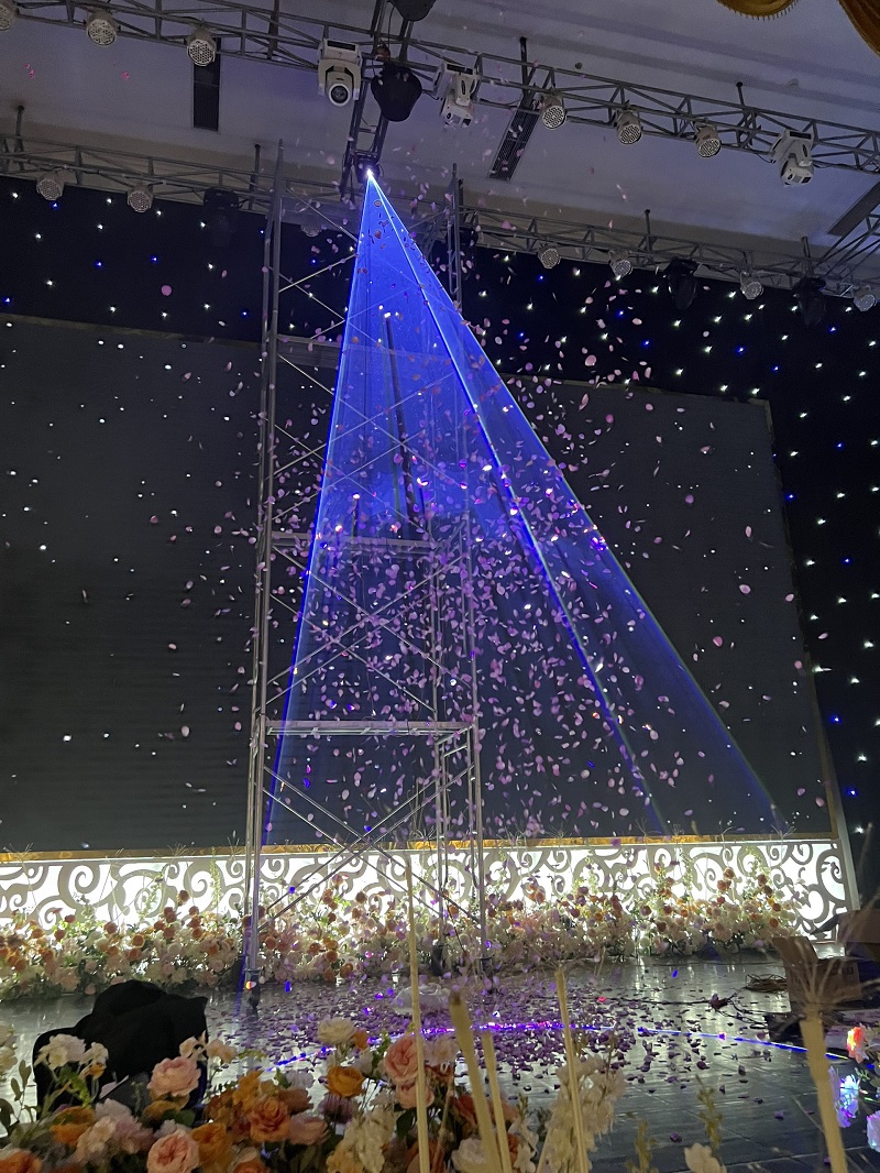 Trang Trí Đám Cưới Với Máy Tạo Tuyết Và Đèn Laser: Xu Hướng Mới 2024