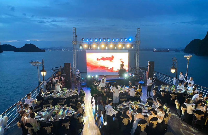 Du thuyền ngoài biển dùng đèn sân khấu gì?