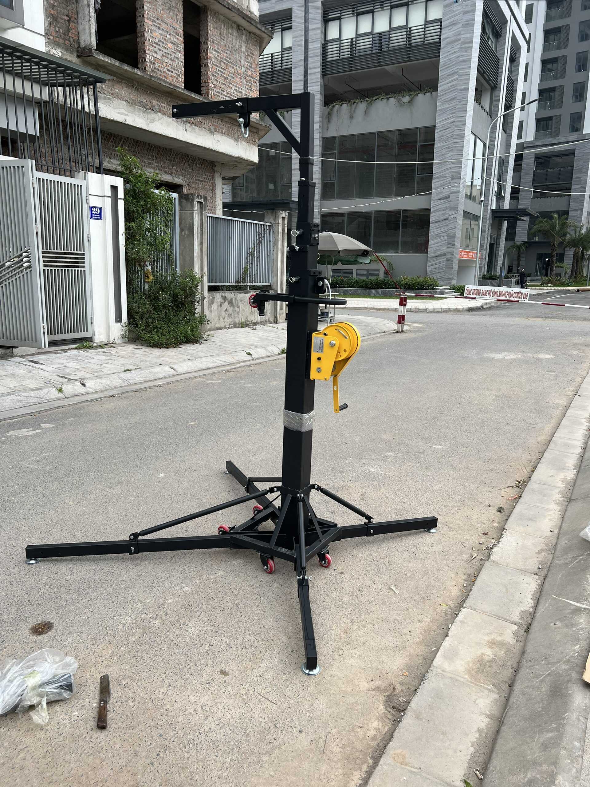 bàn giao giá treo loa array cho anh khách tại hải phòng