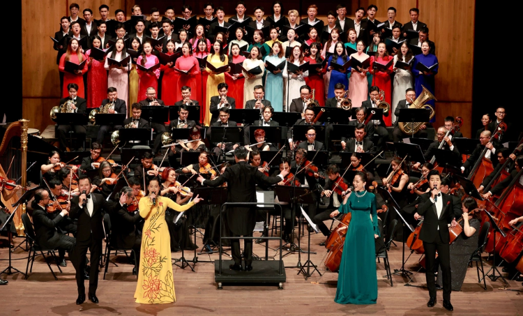 Khai mạc Giai điệu mùa thu 2025: Âm hưởng hào hùng dân tộc vang vọng nhà hát lớn