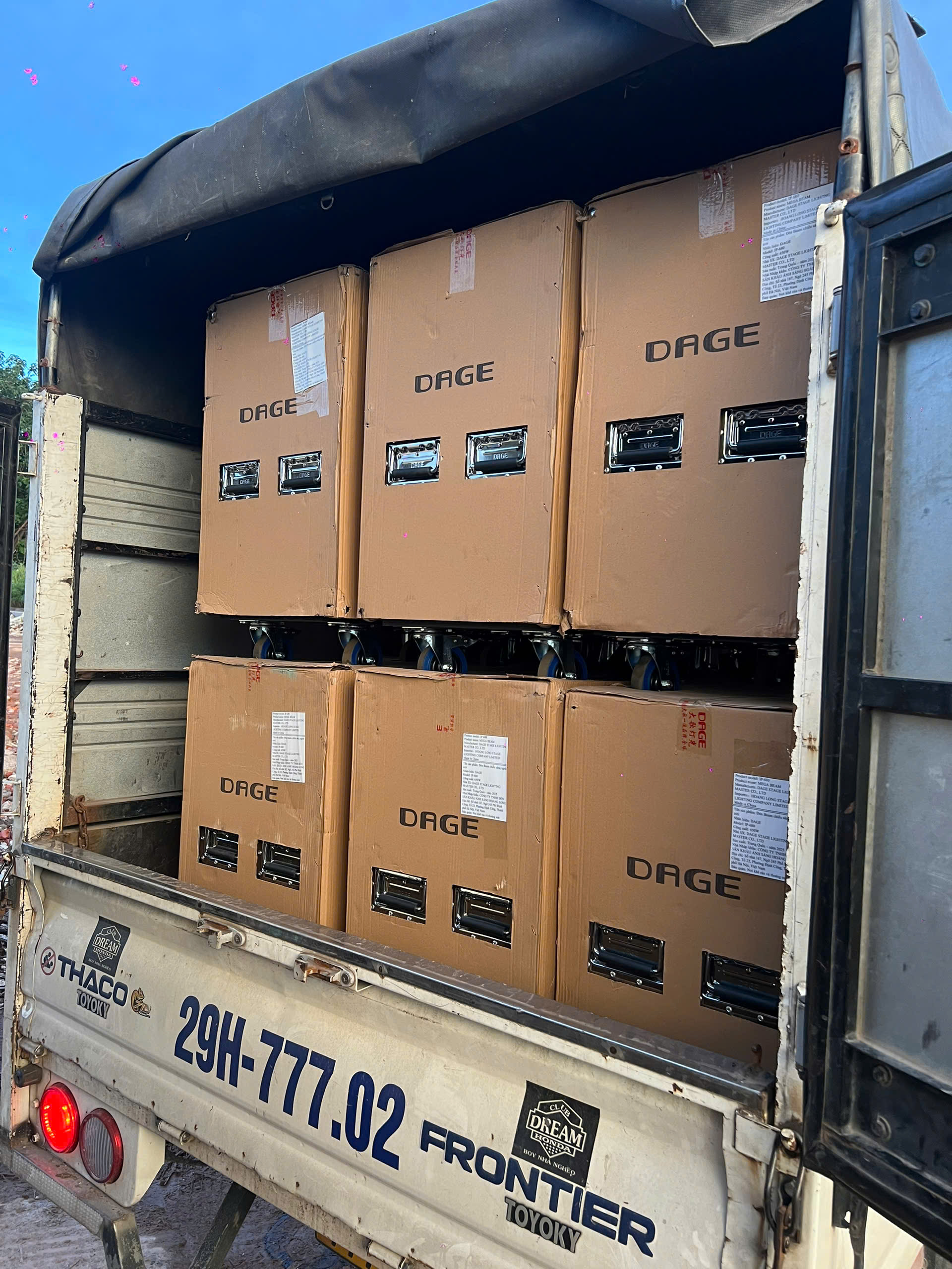 Ánh Sáng Hoàng Long Bàn Giao 50 Đèn Beam IP-680 DAGE tại Hà Nội - Thắp Sáng Sự Kiện Thủ Đô