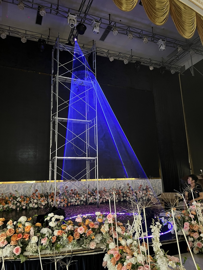 Hiệu ứng máy tạo tuyết và đèn Laser: điểm nhấn cho ngày cưới trọng đại