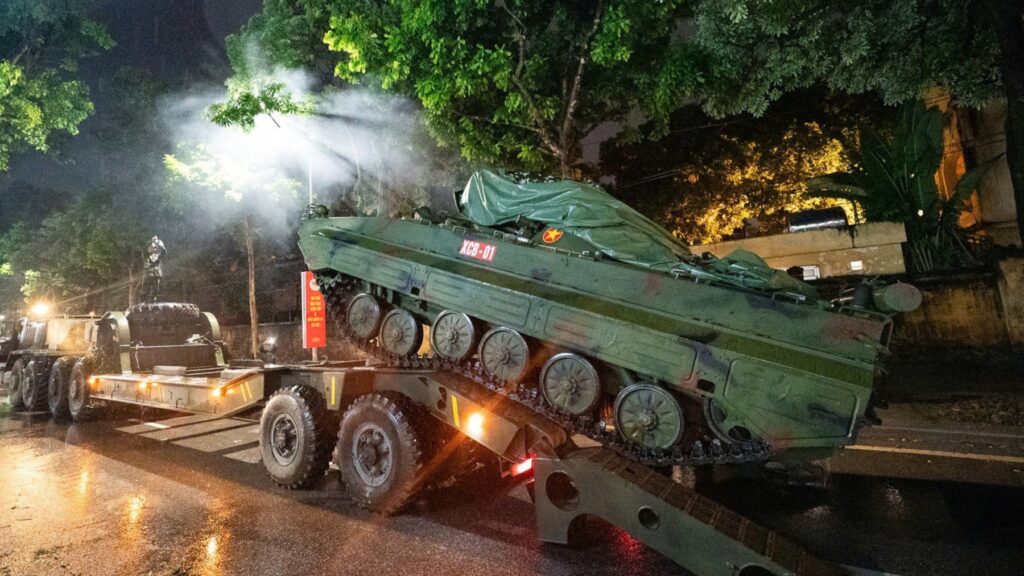 Khí tài quân sự vượt mưa đêm về Hà Nội, chuẩn bị diễu binh Quốc khánh