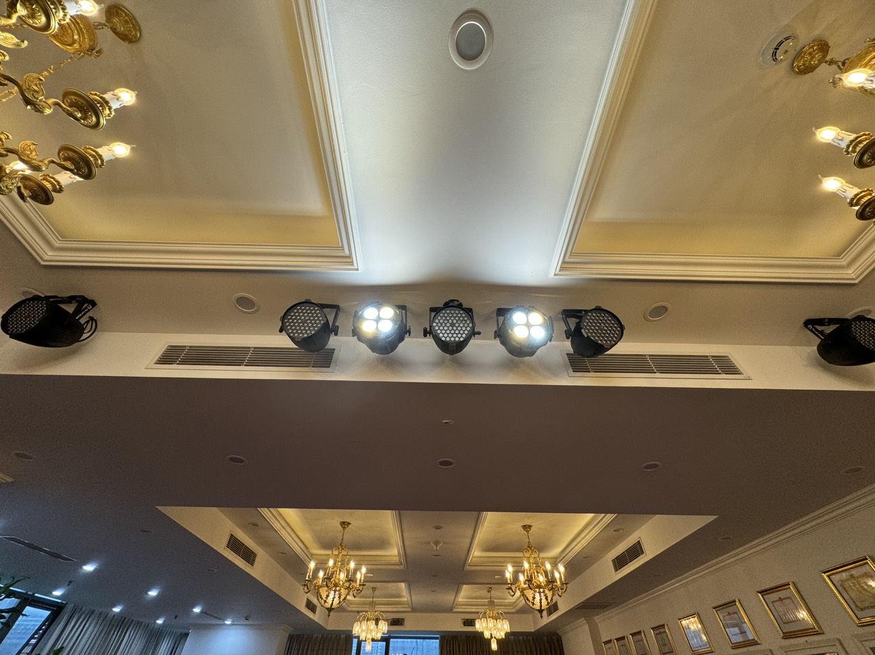 Lắp Đặt Đèn Sân Khấu Hội Trường: Ánh sáng Hoàng Long