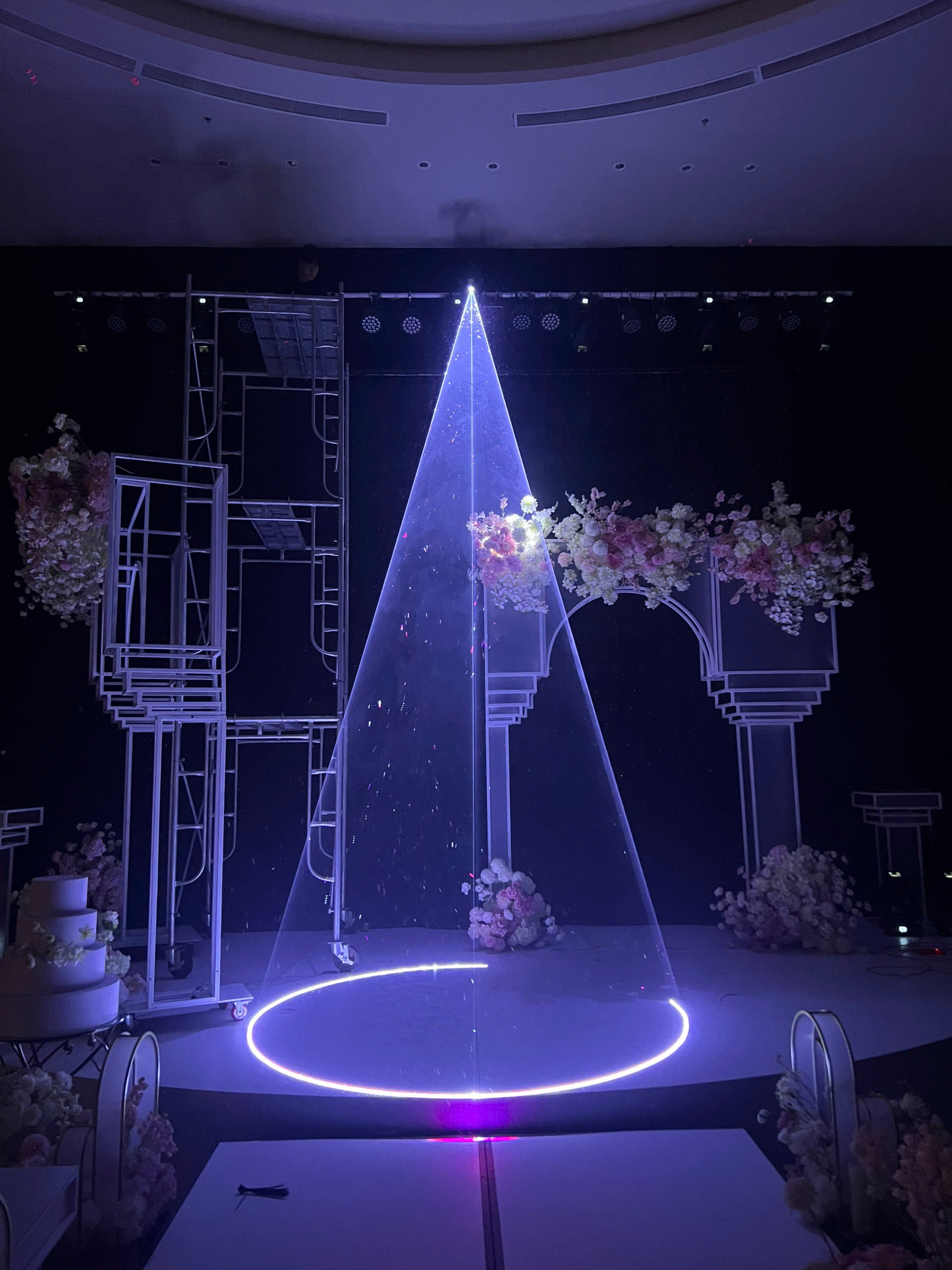 Lắp Đặt Hiệu Ứng Đèn Laser Tuyết Rơi Cho Đám Cưới Đẹp