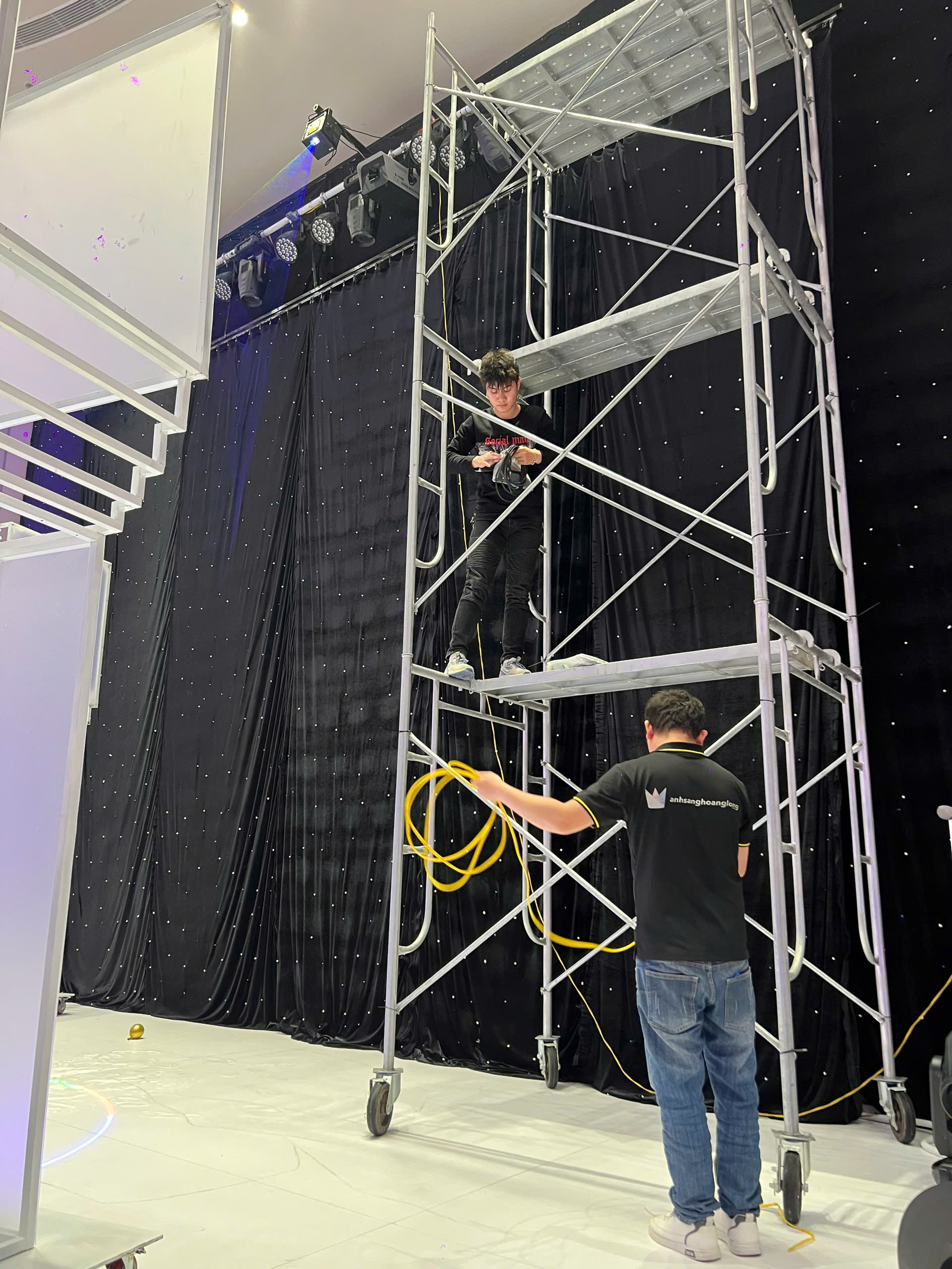 Lắp Đặt Hiệu Ứng Đèn Laser Tuyết Rơi Cho Trống Đồng Long Biên Hà Nội