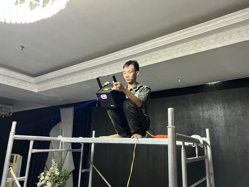 Sân Khấu Cưới Hoàn Hảo: Máy Tạo Tuyết Và Đèn Laser Hiện Đại