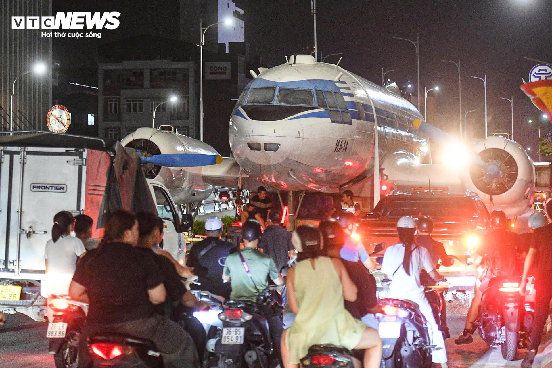 Chuyên cơ IL-14 từng chở Bác Hồ tái xuất trên phố Hà Nội, người dân đổ xô chiêm ngưỡng