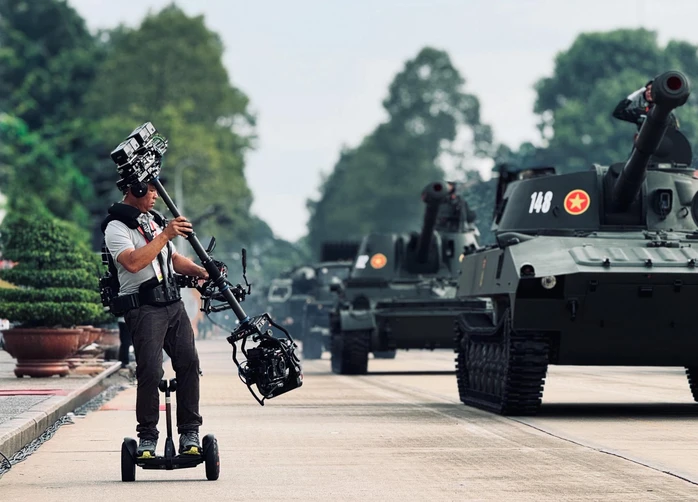 Lê Bảo Hân: Áp lực kinh hoàng sau cú máy diễu binh lịch sử