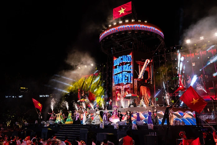 Áo bà ba, Nhật Bình rạng ngời tại lễ hội kỷ niệm 80 năm Quốc khánh