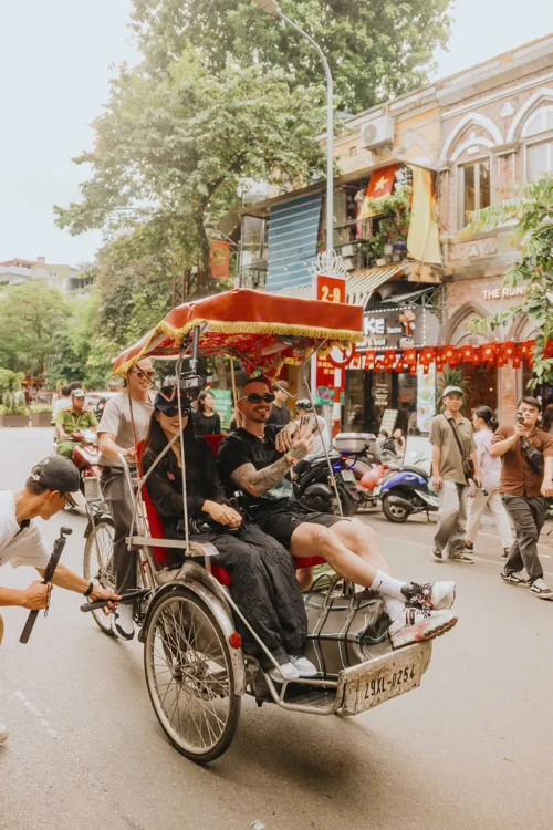 8Wonder 2025: Không khí bùng nổ trước giờ G, fan xếp hàng từ sáng sớm, nghệ sĩ quốc tế dạo phố Hà Nội