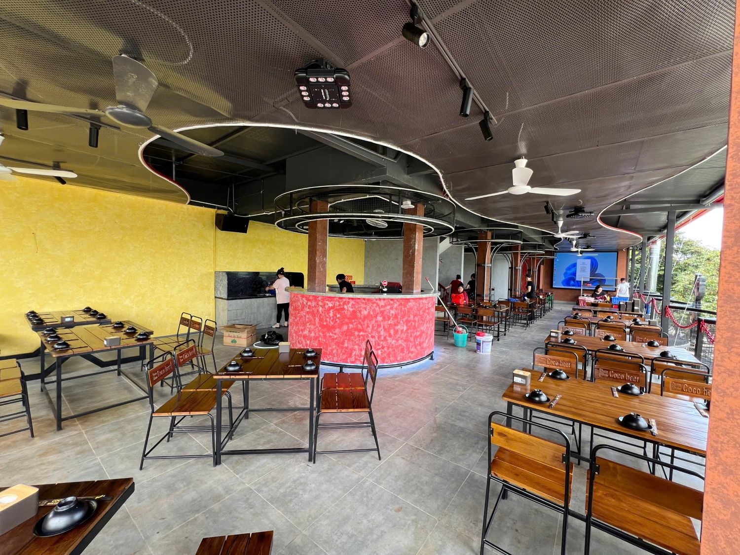 Thi Công Hệ Thống Đèn Moving Quán Beer Garden Ở Hà Nội