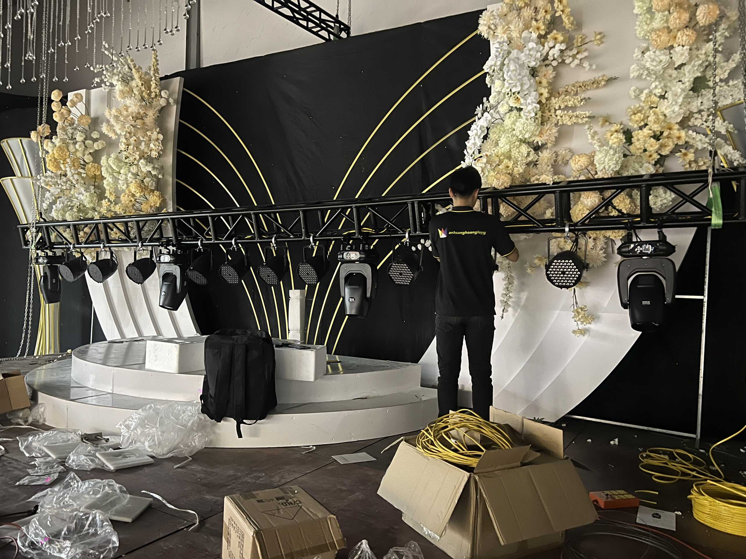 Thi Công Lắp Đặt Ánh Sáng Nhà Hàng Tiệc Cưới Tại Hà Nội