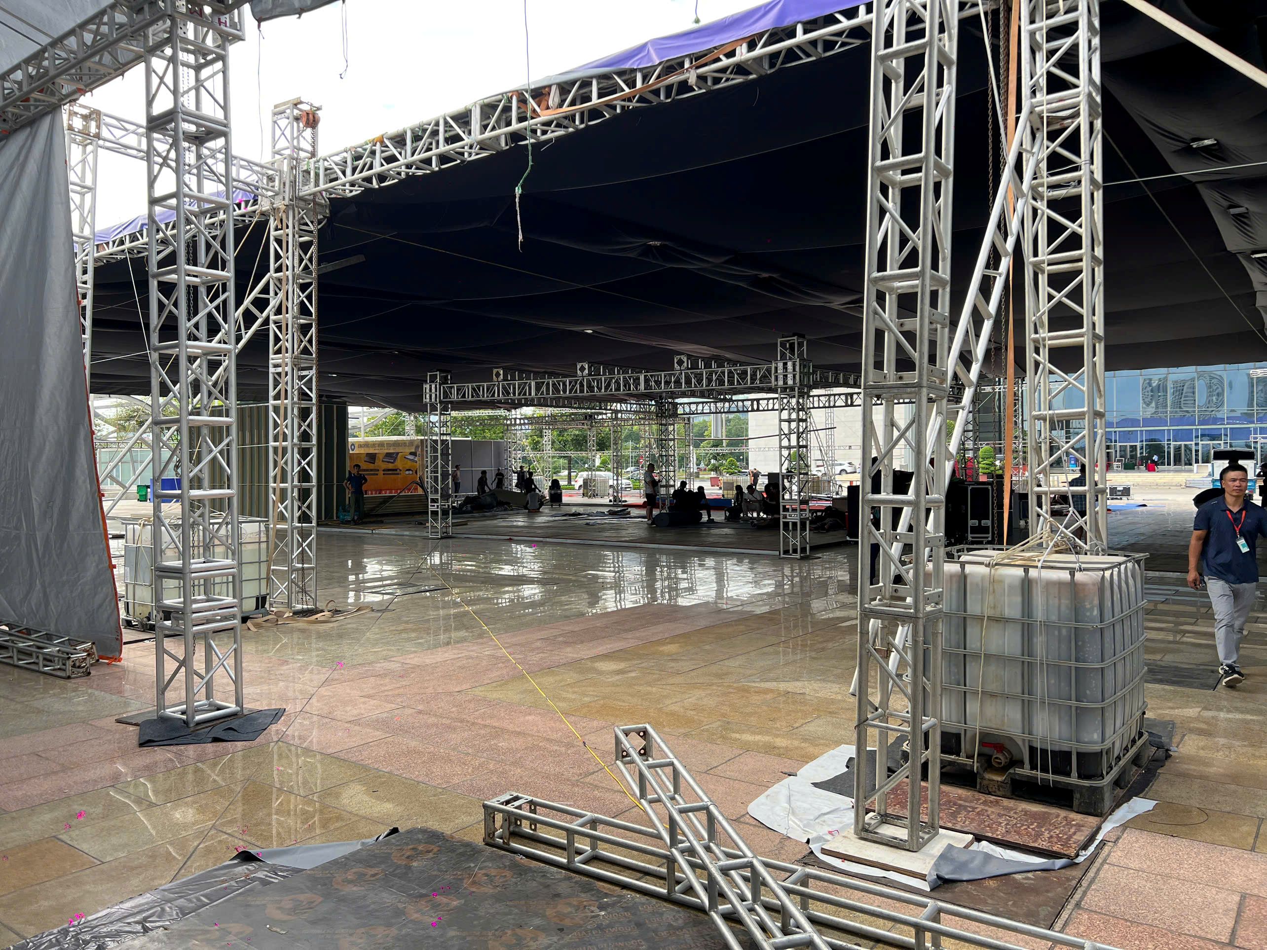 Cập Nhật Tiến Độ PLASE Show 2025: Gian Hàng D17 Ánh Sáng Hoàng Long