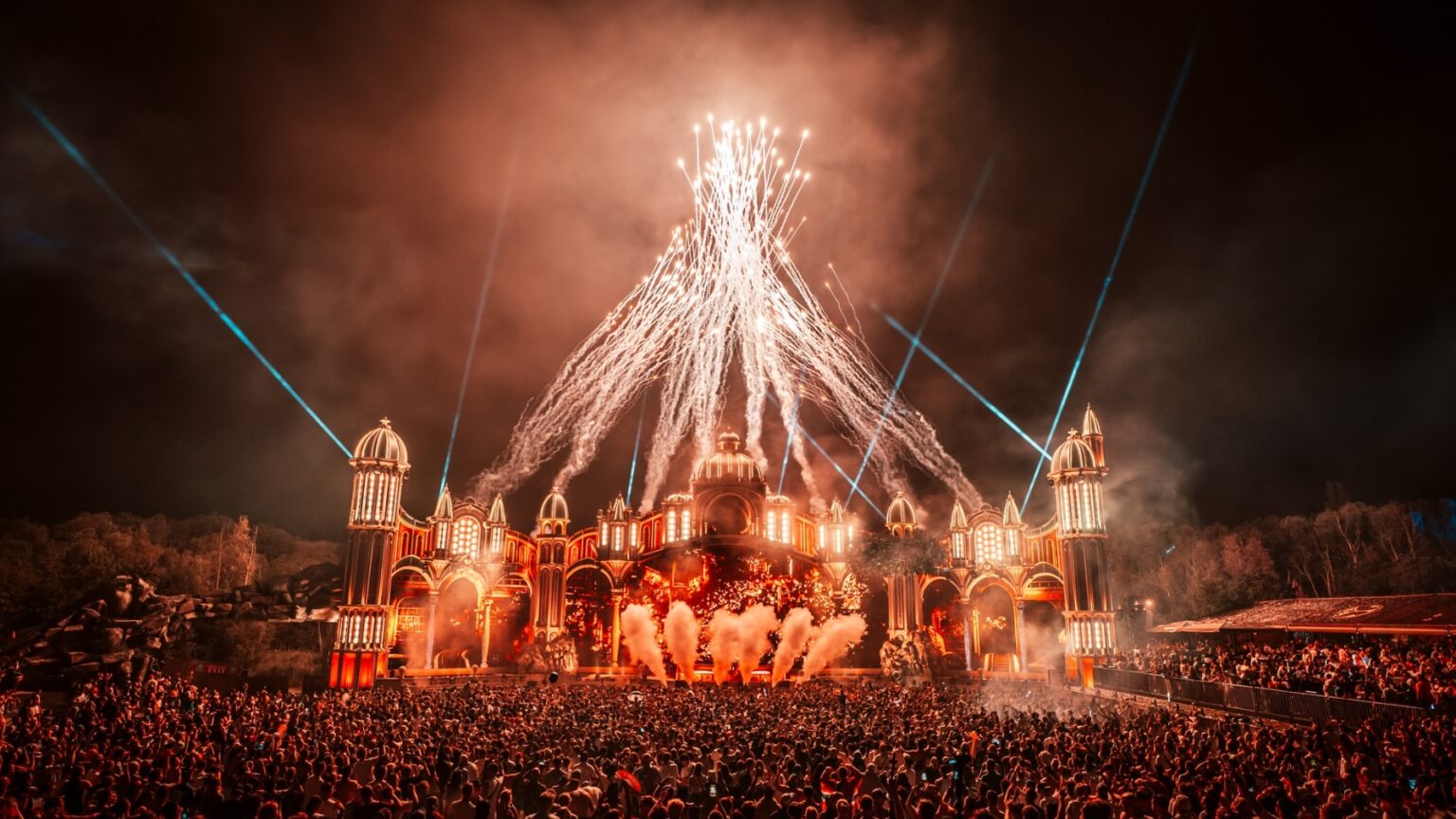 Tomorrowland 2025 lập kỷ lục livestream trên TikTok với 74 triệu người xem sau sự cố cháy sân khấu