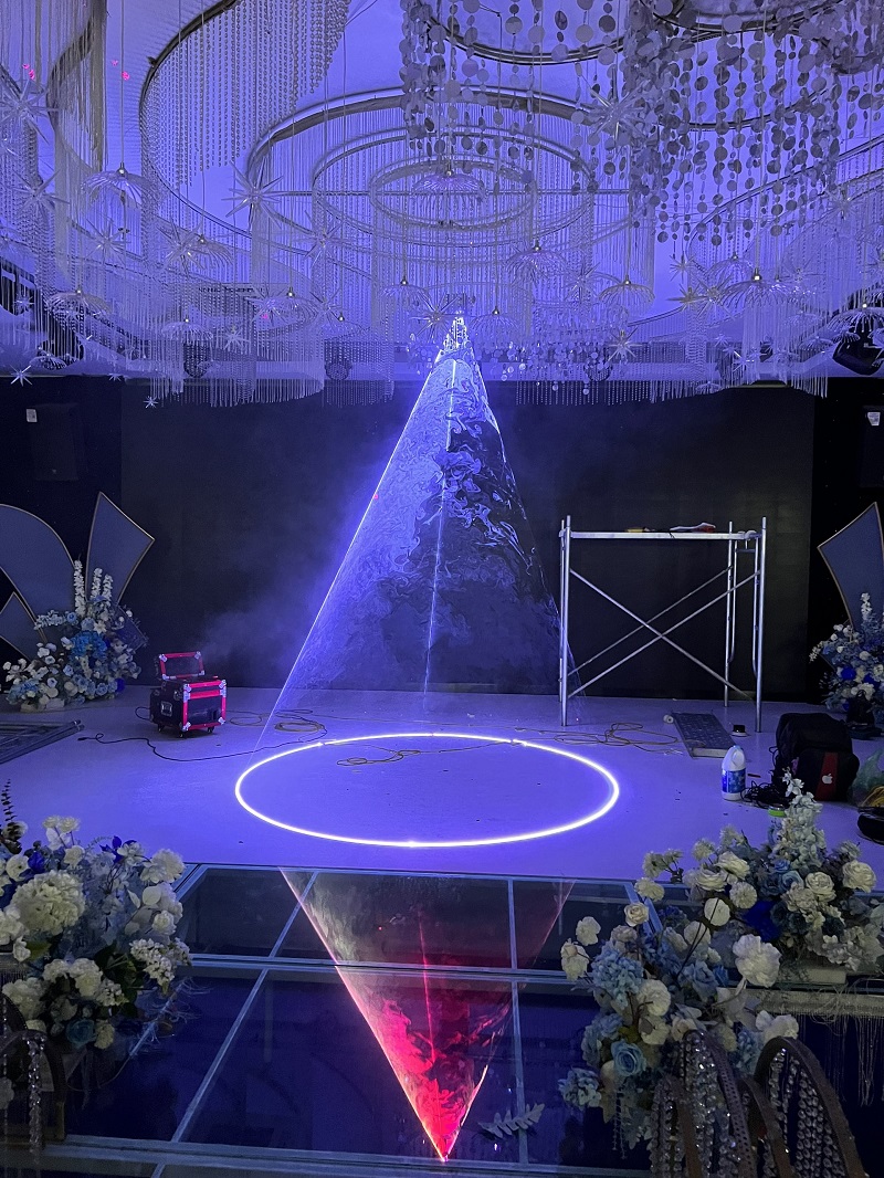 Trang Trí Sân Khấu Cưới Với Máy Tạo Tuyết Và Đèn Laser Đẳng Cấp