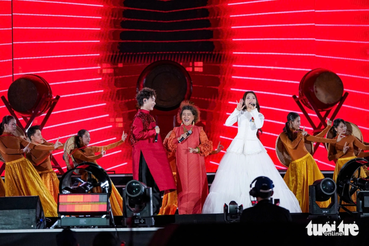 V Concert kéo dài gần 7 tiếng: Đêm nhạc của văn hóa và niềm tự hào dân tộc