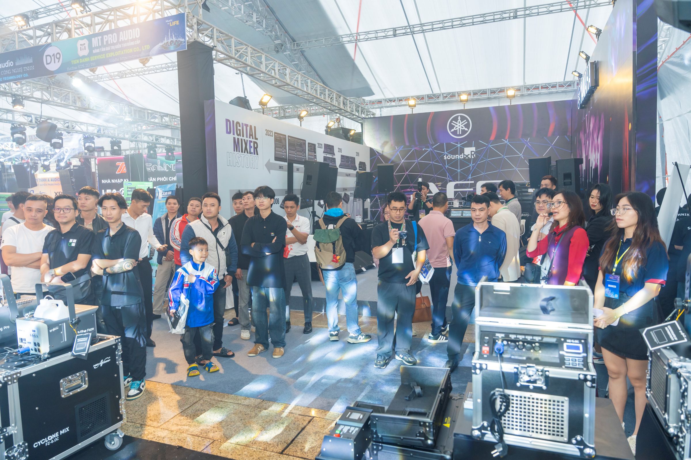 Gian Hàng D17 Ánh Sáng Hoàng Long Thu Hút Khách Tại PLASE Show