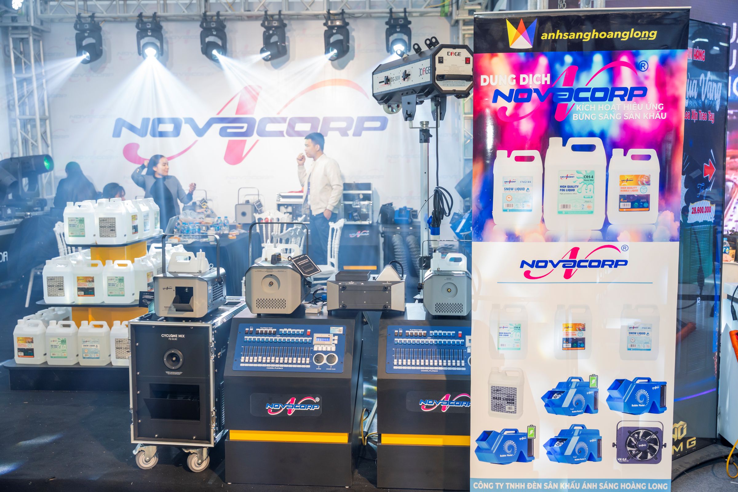 Ánh Sáng Hoàng Long Tại PLASE Show 2025: Dấu Ấn Tại Gian Hàng D17