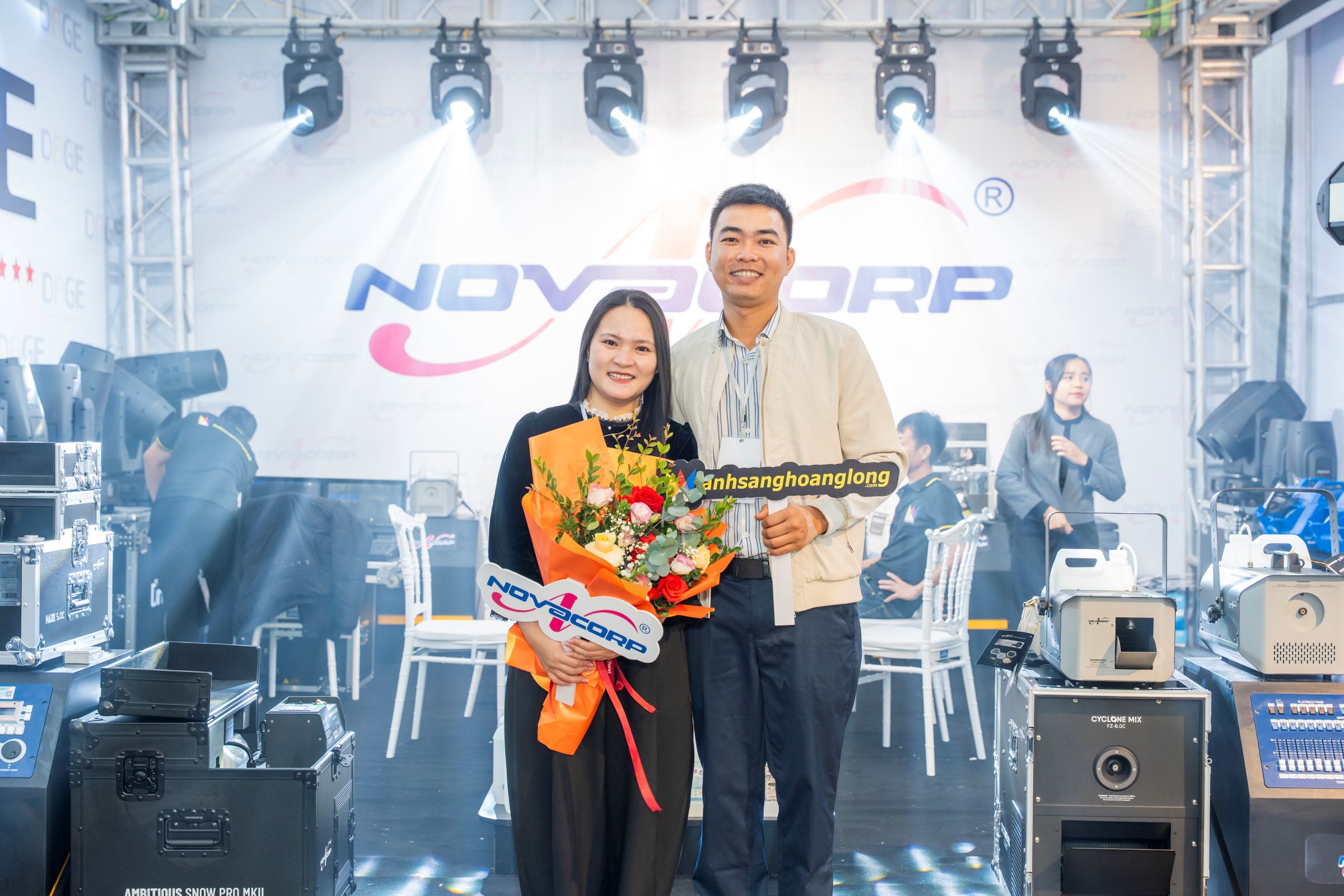 Ánh Sáng Hoàng Long Ghi Dấu Ấn Tại PLASE Show 2025