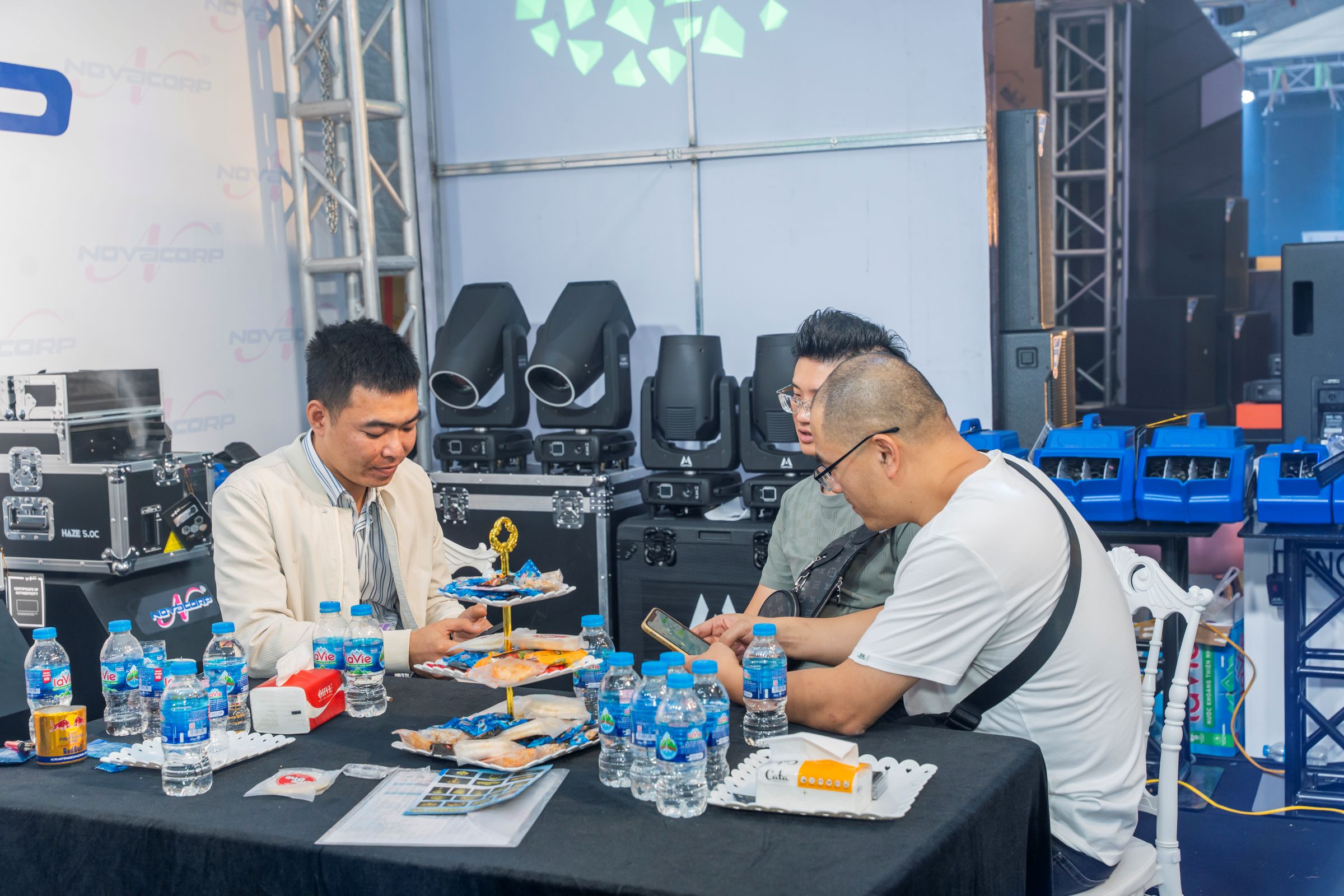 Ánh Sáng Hoàng Long tại PLASE Show 2025: Thành Công & Trải Nghiệm