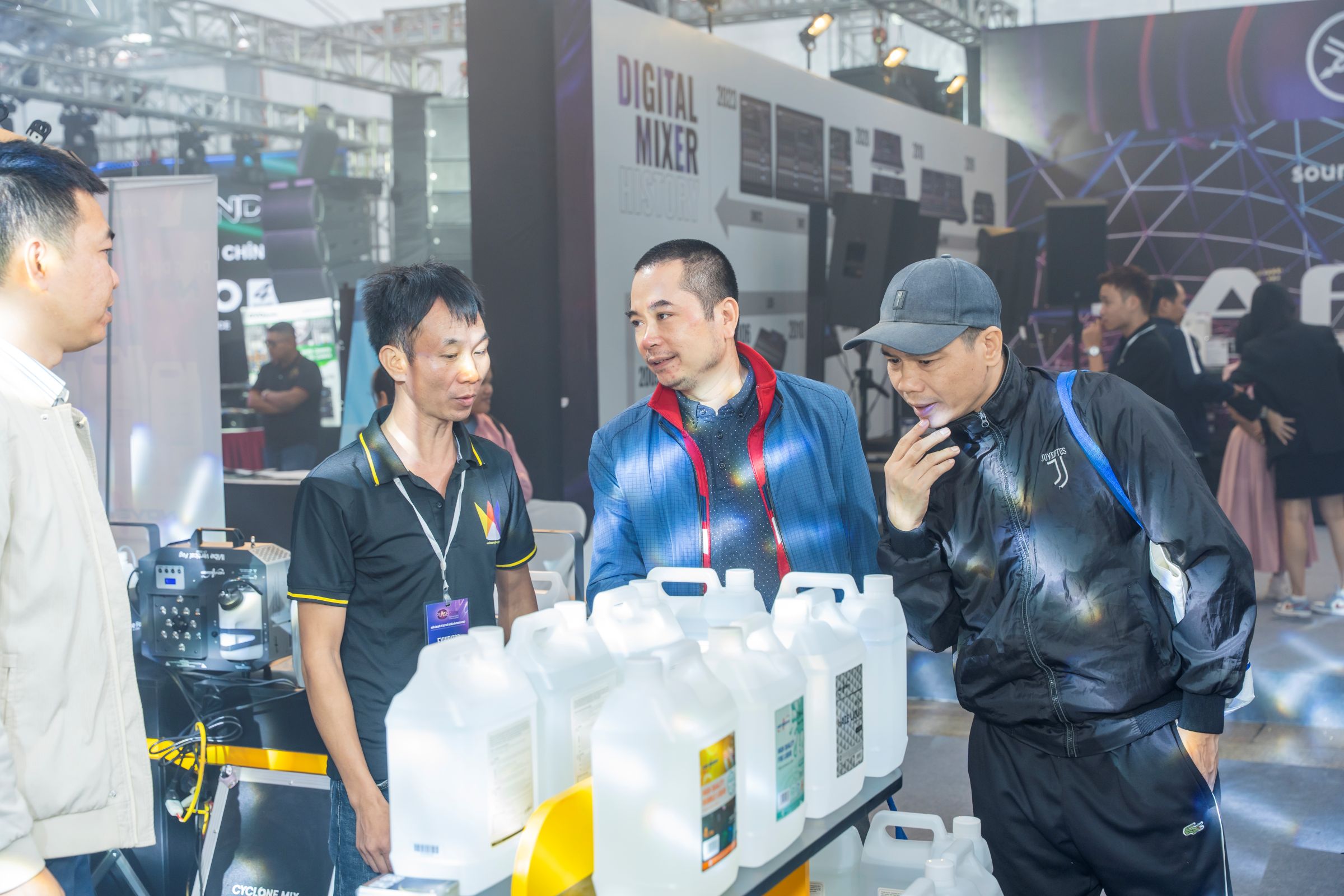 Ánh Sáng Hoàng Long Tổng Kết Thành Công PLASE Show 2025 (Gian D17)